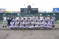 【西日本－東日本】試合を終え記念撮影に応じる西日本の選手たち＝阪神甲子園球場で2026年5月4日、渡部直樹撮影