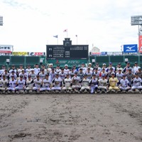【西日本－東日本】試合を終え記念撮影に応じる両チームの選手たち＝阪神甲子園球場で2026年5月4日、渡部直樹撮影