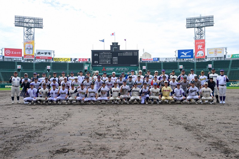 【西日本－東日本】試合を終え記念撮影に応じる両チームの選手たち＝阪神甲子園球場で2026年5月4日、渡部直樹撮影