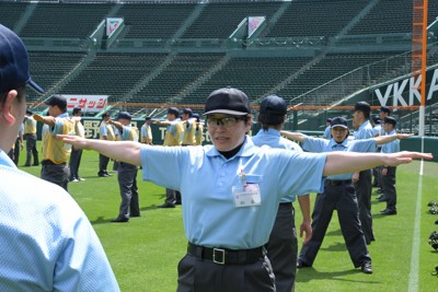 審判講習会で発声やジェスチャーなどの練習をする女性審判たち＝阪神甲子園球場で2026年5月4日、渡部直樹撮影
