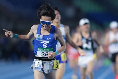 1組、1着でフィニッシュした東海大の檜垣蒼＝レモンガススタジアム平塚で2026年5月4日、中川祐一撮影