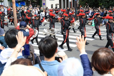 大勢の人たちが駆けつけたパレード＝福岡市中央区で2026年5月4日、玉城達郎撮影