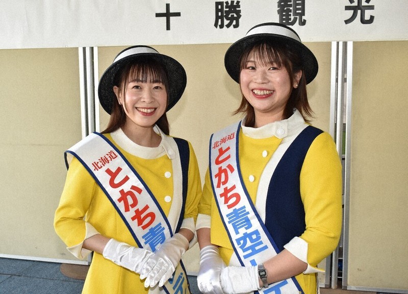 第32代とかち青空レディに選ばれた加藤恵理奈さん（左）と清田千裕さん＝帯広市で2026年4月17日午後2時6分、鈴木斉撮影