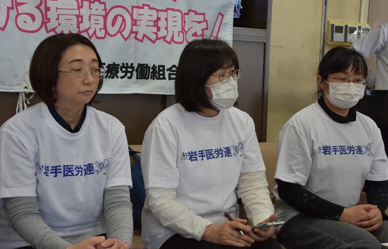 看護職の労働環境改善を訴える五十嵐久美子・岩手医労連執行委員長（中央）＝岩手県庁で2026年4月22日午後2時1分、山田英之撮影