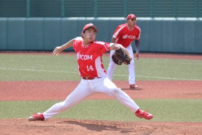 決勝で先発し、粘り強い投球で完投したエフコムBCの小口＝福島市の県営あづま球場で2026年5月4日、西川拓撮影