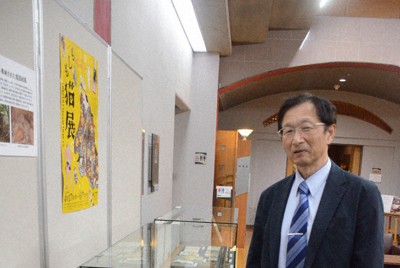 猫神社の調査を実施し展示を解説する石黒伸一朗館長＝宮城県村田町の町歴史みらい館で2026年5月1日午後2時11分、岩間理紀撮影