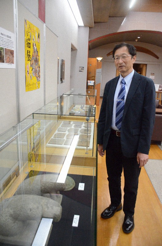 猫神社の調査を実施し展示を解説する石黒伸一朗館長＝宮城県村田町の町歴史みらい館で2026年5月1日午後2時11分、岩間理紀撮影