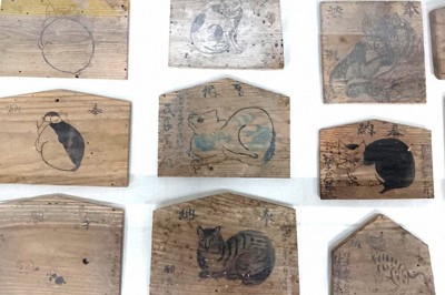 福島市東部で昨年確認された猫神社に奉納されていた猫絵馬＝宮城県村田町の町歴史みらい館で2026年5月1日午後2時30分、岩間理紀撮影