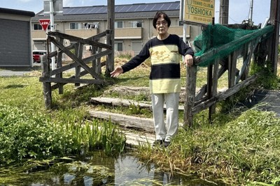 元荒川源流域のムサシトミヨ生育域を観察する江守和枝さん＝熊谷市久下で2026年4月28日午後1時9分、隈元浩彦撮影