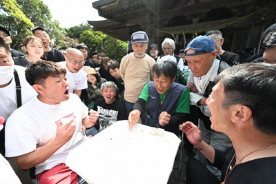 大人も子どもも夢中になった「くも合戦」＝千葉県富津市内で2026年5月4日午後2時20分、宮田哲撮影