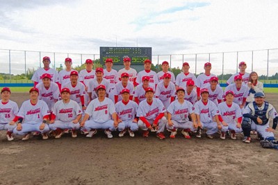 第50回全日本クラブ選手権千葉県大会で優勝した千葉熱血MAKINGの選手ら＝同県茂原市の長生の森公園野球場で2026年5月4日午後5時28分、竹内良和撮影