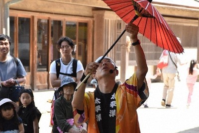 子どもたちが見守る中、大道芸を披露する太平洋さん＝千葉県栄町で2026年5月4日午後1時36分、柴田智弘撮影