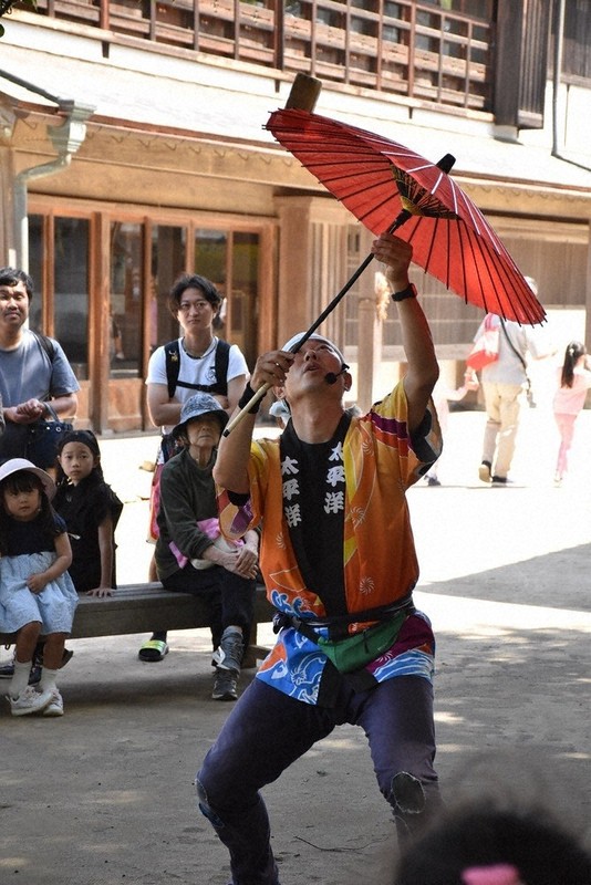 子どもたちが見守る中、大道芸を披露する太平洋さん＝千葉県栄町で2026年5月4日午後1時36分、柴田智弘撮影