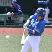 【Nbuy－Hogrel　BC】二回表Nbuy2死満塁、久保が2点適時二塁打を放つ＝府中市民球場で