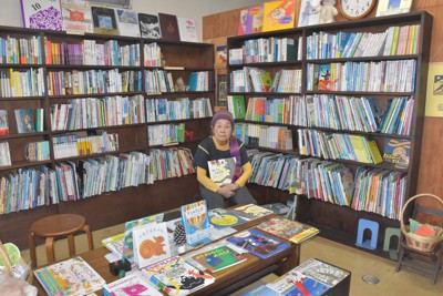 絵本や児童文学などが並ぶ店内で、本のことになると話が止まらない阿部裕子さん＝千葉市で