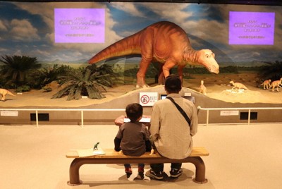 マイアサウラ劇場を見終わり、次の回を待つ親子＝新潟市中央区の県立自然科学館で2026年4月23日、、浜田奈美撮影