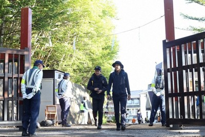 「吉田ルート」の規制ゲート。登山者は警備員から装備のチェックを受ける＝山梨県の富士山5合目で2025年7月1日、野田樹撮影