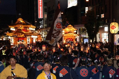 御殿屋台引き回しでは、各町会の屋台が鍛冶町通りなど中心部を練り歩いた＝浜松市中央区で2026年5月4日、照山哲史撮影