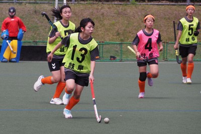 試合形式でホッケーの練習に励む中学生ら＝岐阜県各務原市で2026年4月18日、入江直樹撮影