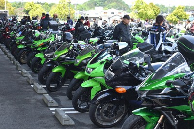 「忍者の里」に集結し、ずらりと並んだオートバイ「Ninja」＝伊賀市役所駐車場で2026年5月4日午前10時30分、山口敬人撮影
