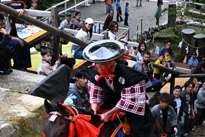 急坂を駆け上がる祭馬と騎手＝三重県桑名市の多度大社で2026年5月4日、石本万象撮影