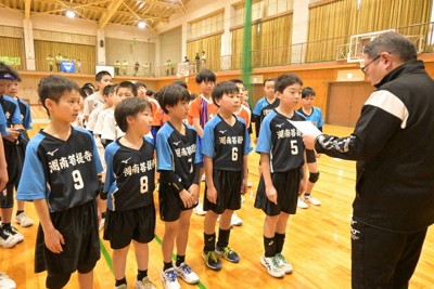 優勝し、表彰される湖南菩提寺スポーツ少年団の選手たち＝鈴鹿市の鈴鹿市立西部体育館で2026年5月4日午後4時31分、長谷山寧音撮影