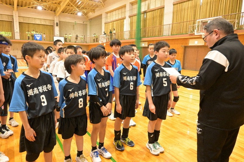 優勝し、表彰される湖南菩提寺スポーツ少年団の選手たち＝鈴鹿市の鈴鹿市立西部体育館で2026年5月4日午後4時31分、長谷山寧音撮影