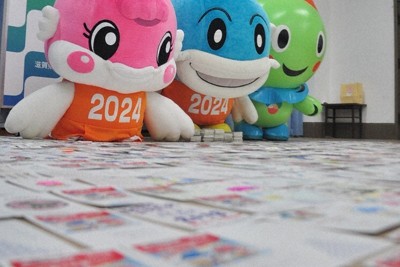 届いた年賀状を並べて眺める左からチャッフィー、キャッフィー、うぉーたん＝県庁で2018年1月5日午後4時4分、大原一城撮影