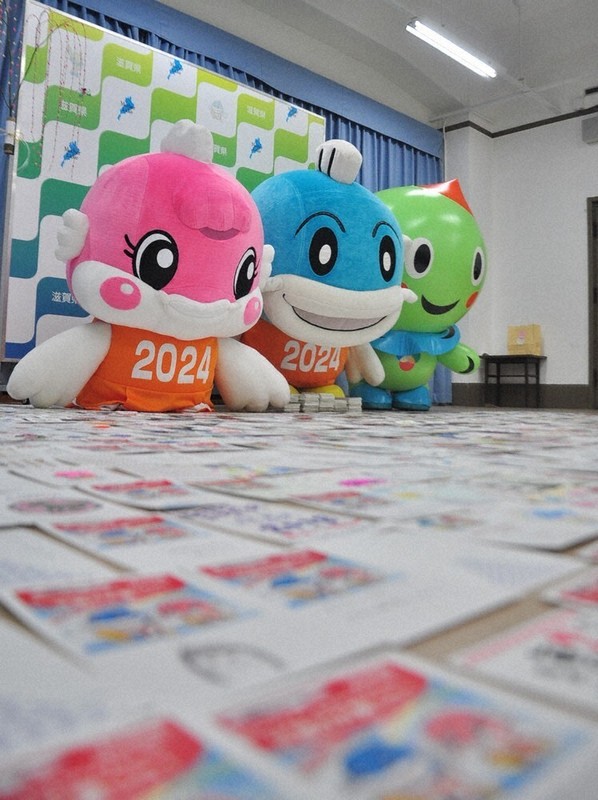 届いた年賀状を並べて眺める左からチャッフィー、キャッフィー、うぉーたん＝県庁で2018年1月5日午後4時4分、大原一城撮影