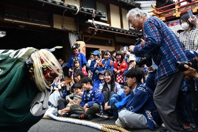 神楽の奉納で歓声を上げる子どもたち＝与謝野町三河内地区で2026年5月4日午後2時50分、塩田敏夫撮影