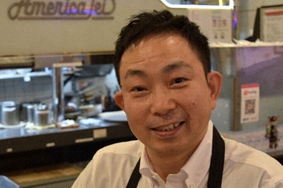 モーニングメニューを紹介する店長の宮本靖広さん＝東大阪市で2026年4月16日午後6時32分、塩路佳子撮影