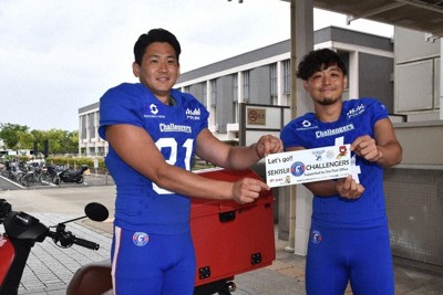 チャレンジャーズ応援ステッカーを手にする選手＝兵庫県尼崎市役所で2026年4月30日午後3時3分、土居和弘撮影