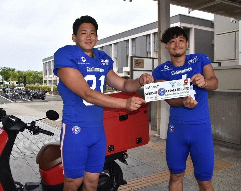 チャレンジャーズ応援ステッカーを手にする選手＝兵庫県尼崎市役所で2026年4月30日午後3時3分、土居和弘撮影