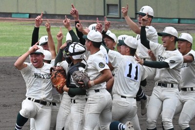 優勝しマウンドに駆け寄る報徳学園の選手たち＝姫路市のウインク球場で、2026年5月4日午後2時41分、前田優菜撮影