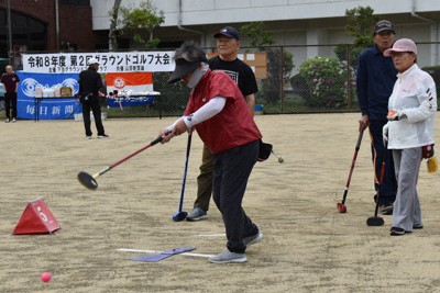 熱戦を繰り広げる参加者たち＝下市町の下市中央公園グラウンドで2026年5月4日午後1時13分、山中尚登撮影