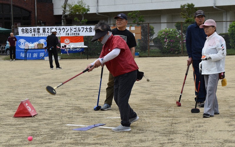 熱戦を繰り広げる参加者たち＝下市町の下市中央公園グラウンドで2026年5月4日午後1時13分、山中尚登撮影