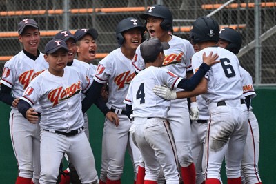 優勝が決まり、駆け寄って喜ぶ八木の選手たち＝大和郡山市矢田山町のならっきー球場で2026年5月4日午後4時53分、喜多瑞輝撮影