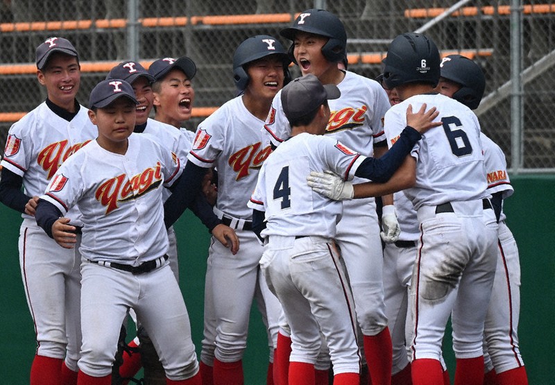 優勝が決まり、駆け寄って喜ぶ八木の選手たち＝大和郡山市矢田山町のならっきー球場で2026年5月4日午後4時53分、喜多瑞輝撮影