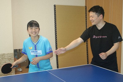 父の英弘さん（右）のアドバイスを受ける庄司心都奈さん＝和歌山県橋本市で2026年4月28日午後2時19分、藤原弘撮影