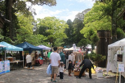 木々に囲まれた境内で開かれた「みどりの風」＝和歌山市の伊太祁曽神社で2026年5月4日午前10時57分、姜弘修撮影
