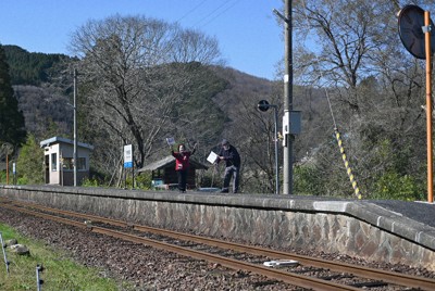 内名駅のホームで列車を見送る地元の住民ら＝広島県庄原市で2026年4月8日午後3時10分、佐藤賢二郎撮影
