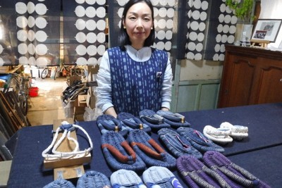 福山産デニムで草履作りに取り組む南真由美さん＝広島県福山市で2026年4月27日午後2時19分、高田房二郎撮影