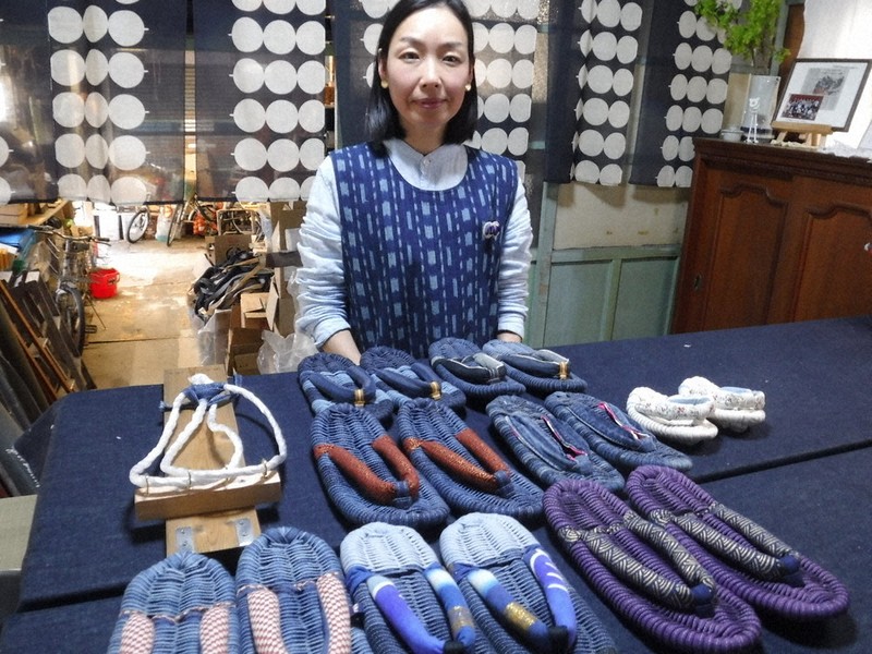 福山産デニムで草履作りに取り組む南真由美さん＝広島県福山市で2026年4月27日午後2時19分、高田房二郎撮影