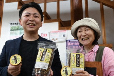 カワラケツメイ茶を使ったジェラートを手にする、とくぢ健康茶企業組合の増田久美子理事長（右）と万人舎の藤井蔵吉代表＝山口市徳地堀の徳地特産品販売所南大門で2026年4月21日午前10時27分、藤田宰司撮影