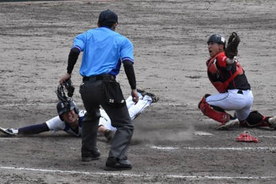 【MSH医療専門学校－航空自衛隊防府クラブ】延長タイブレーク十二回裏航空自衛隊防府クラブ無死満塁、4番・泉雄太の犠飛で三塁走者の山根孝市が生還しサヨナラ＝周南市の津田恒実メモリアルスタジアムで2026年5月4日午前11時48分、山口響撮影