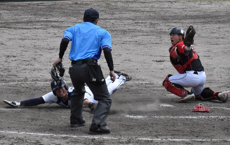 【MSH医療専門学校－航空自衛隊防府クラブ】延長タイブレーク十二回裏航空自衛隊防府クラブ無死満塁、4番・泉雄太の犠飛で三塁走者の山根孝市が生還しサヨナラ＝周南市の津田恒実メモリアルスタジアムで2026年5月4日午前11時48分、山口響撮影