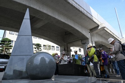 国鉄原爆死没者の慰霊の碑（左）を訪れた参加者たち＝長崎市川口町で2026年5月4日午前10時13分、尾形有菜撮影