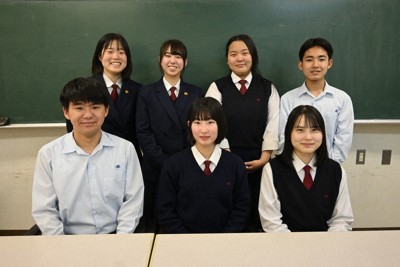 動画を制作した日南高校生徒会の皆さん＝宮崎県日南市の日南高校で、2026年4月22日午後4時39分、加藤学撮影