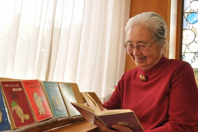 「パディントン」シリーズを読み返す松岡享子さん＝東京都中野区で2017年5月8日午後2時20分、塩田彩撮影