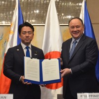 会談後に共同記者発表を行う小泉進次郎防衛相（左）とフィリピンのテオドロ国防相＝マニラのホテルで2026年5月5日午後7時、竹内望撮影